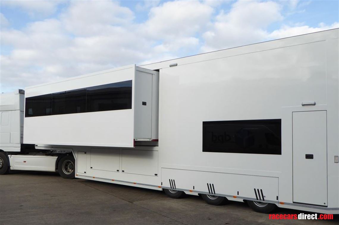 luxury-motorhome-with-1-car-carrying-capacity