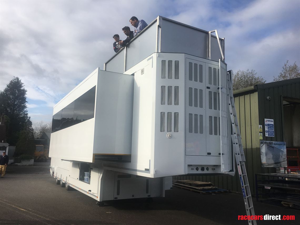 luxury-motorhome-with-1-car-carrying-capacity