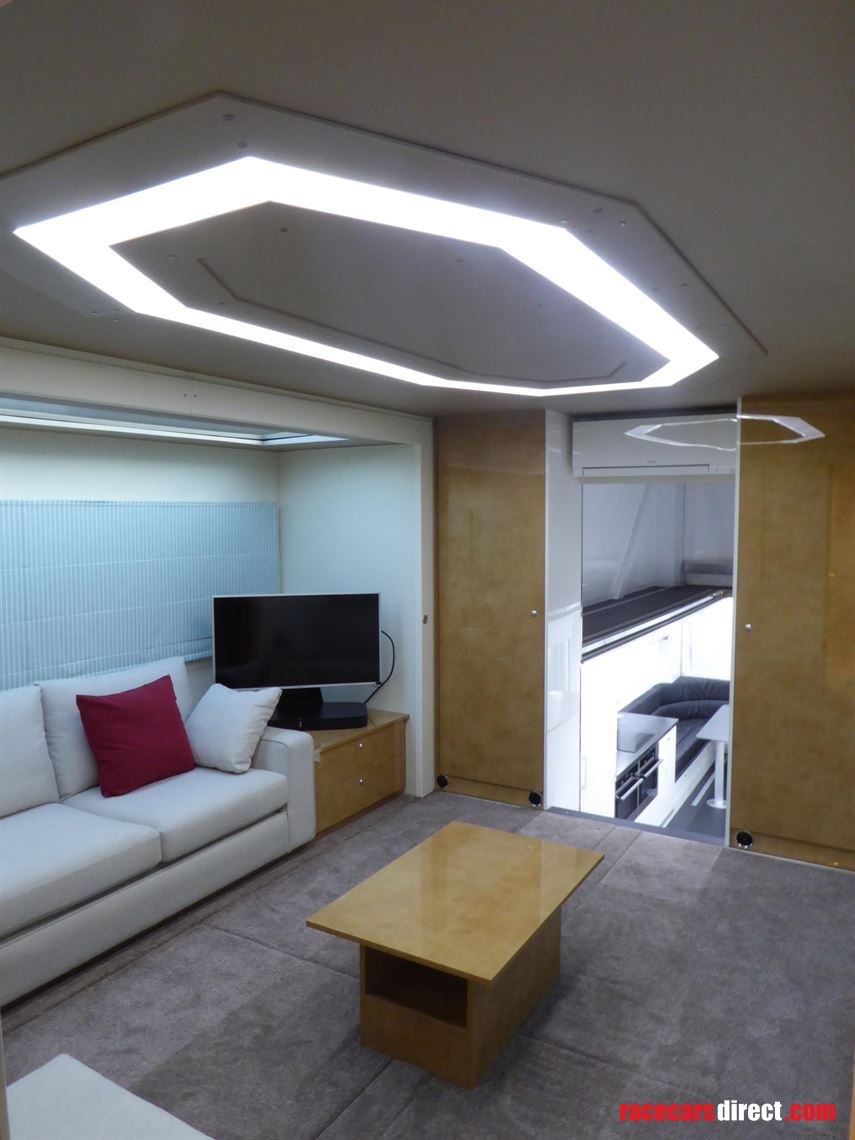 luxury-motorhome-with-1-car-carrying-capacity