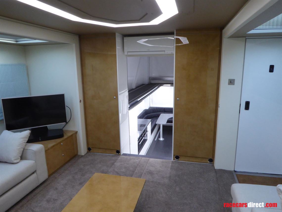 luxury-motorhome-with-1-car-carrying-capacity