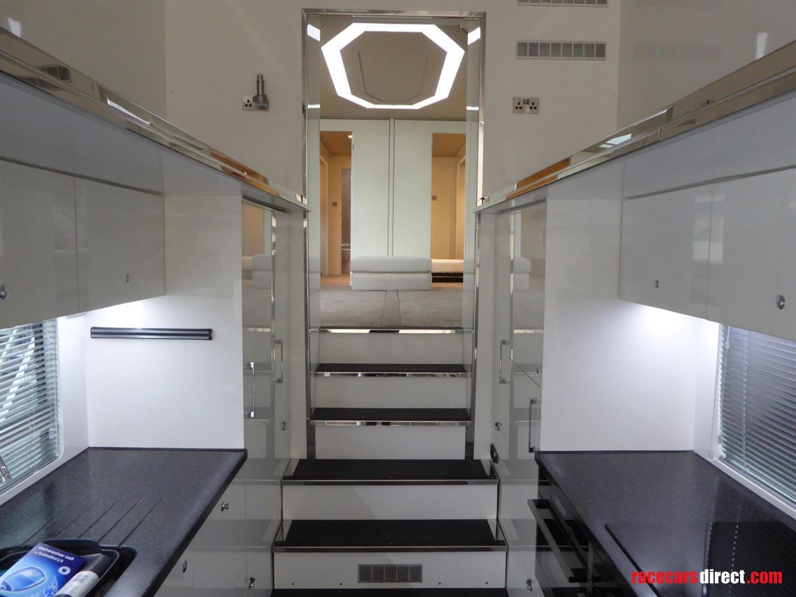 luxury-motorhome-with-1-car-carrying-capacity
