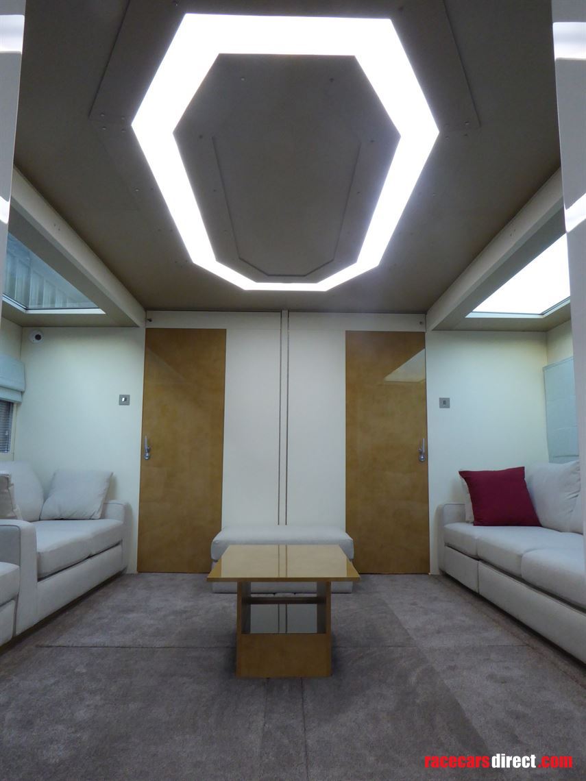 luxury-motorhome-with-1-car-carrying-capacity