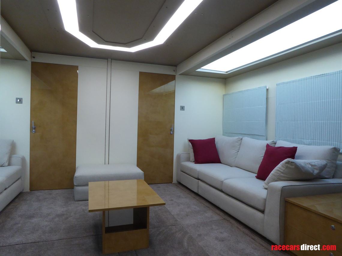 luxury-motorhome-with-1-car-carrying-capacity