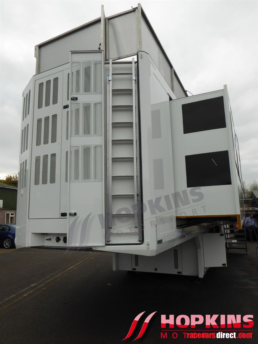 luxury-motorhome-with-1-car-carrying-capacity