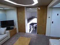 luxury-motorhome-with-1-car-carrying-capacity