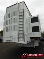 luxury-motorhome-with-1-car-carrying-capacity