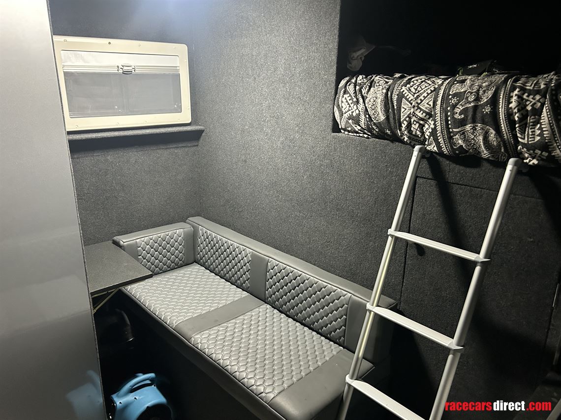 75-t-race-transporter-with-living