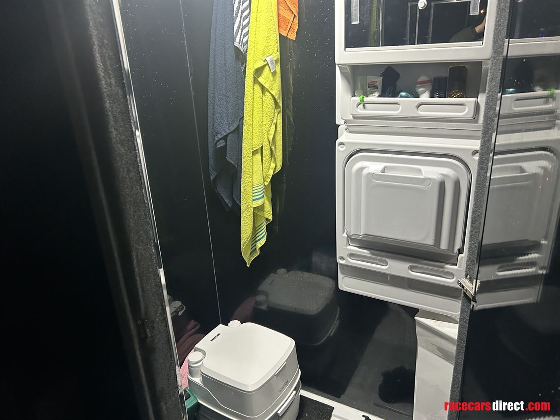 75-t-race-transporter-with-living