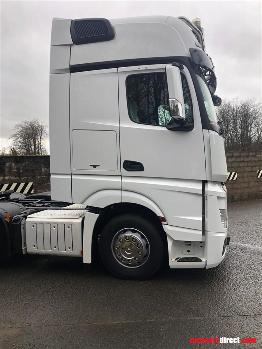 race-trailer-with-office-awning-tractor-unit