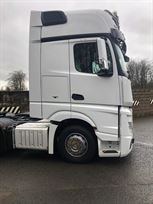 race-trailer-with-office-awning-tractor-unit