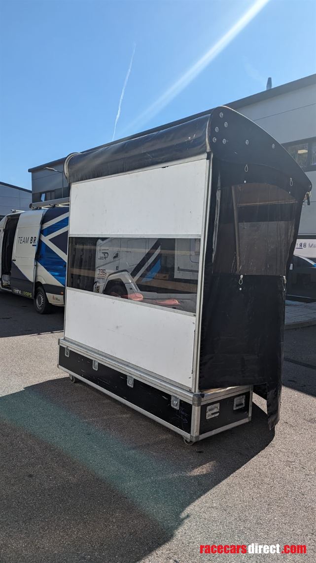 quentor-pit-perch-with-tv-screens