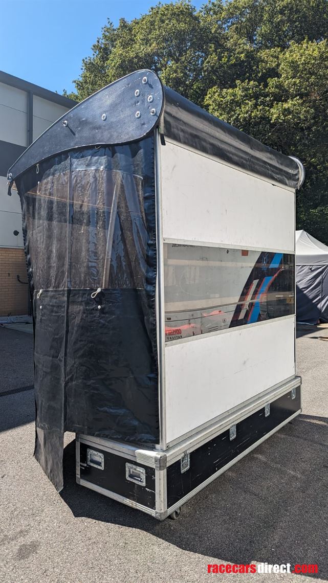 quentor-pit-perch-with-tv-screens