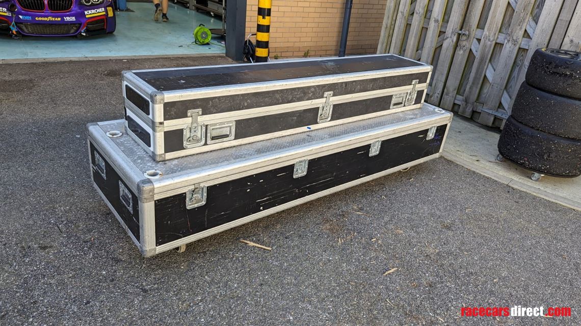 quentor-pit-perch-with-tv-screens