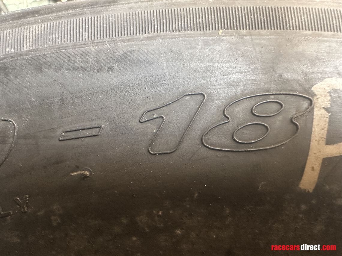 2-pirelli-gt3-tyres-325-680-16-dhd2