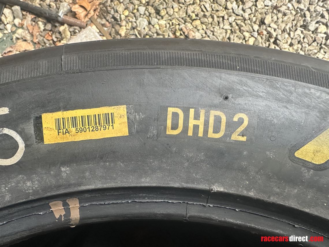 2-pirelli-gt3-tyres-325-680-18-dhd2