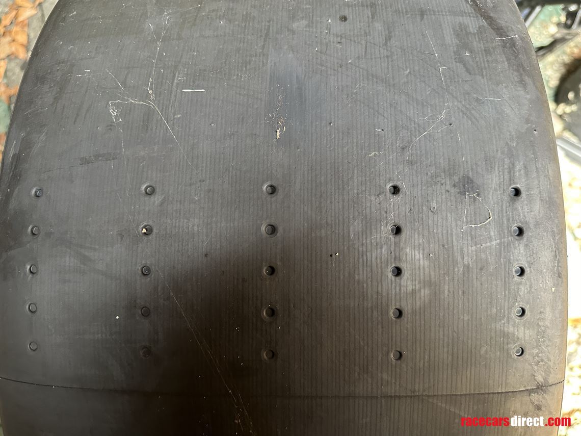 2-pirelli-gt3-tyres-325-680-18-dhd2