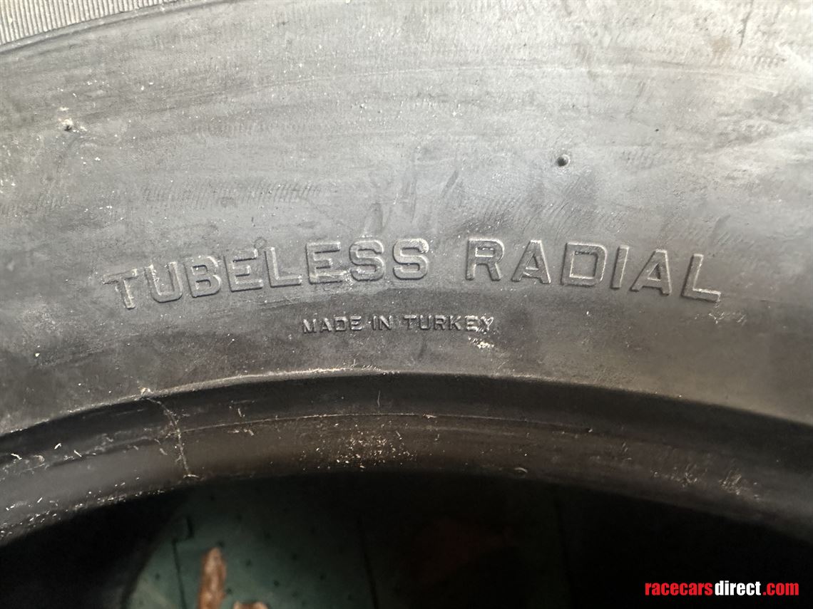 2-pirelli-gt3-tyres-325-680-18-dhd2