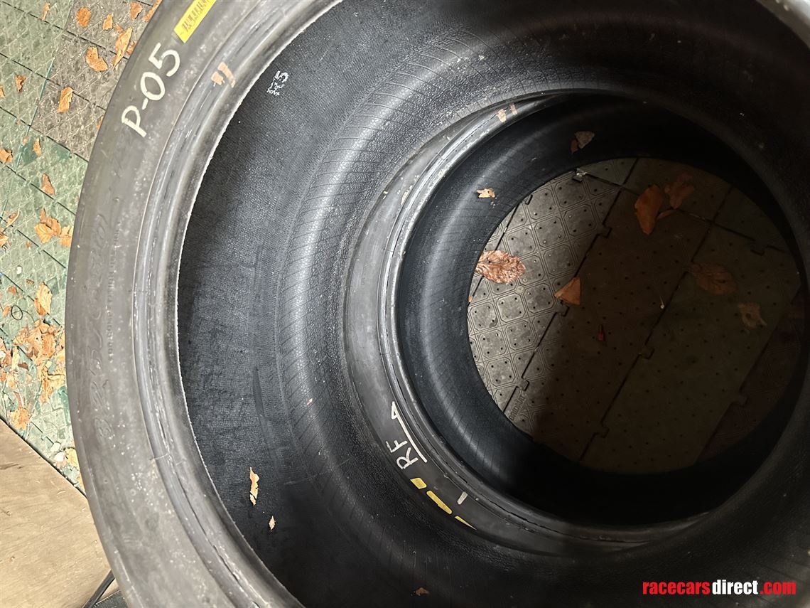 2-pirelli-gt3-tyres-325-680-18-dhd2