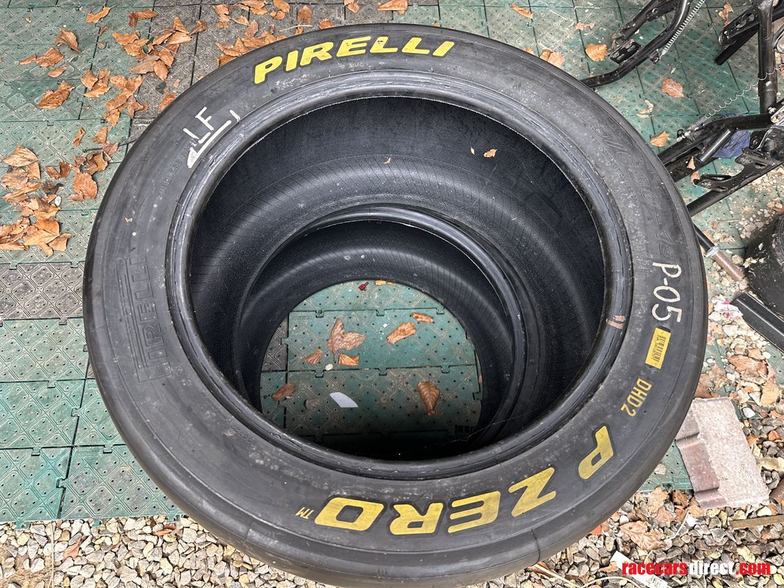 2-pirelli-gt3-tyres-325-680-18-dhd2