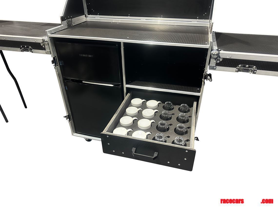 hospitality-flight-case-with-fridgefreezer-vm
