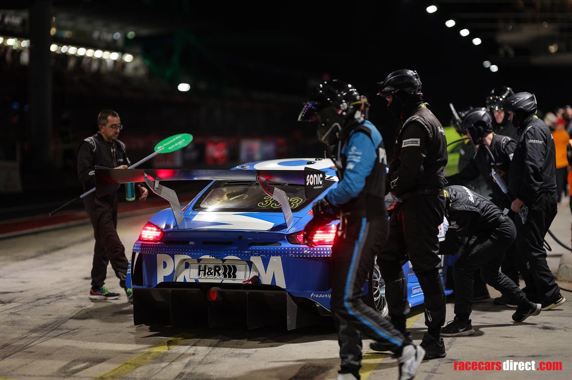 driver-seats-for-24h-nurburgring-on-cayman-sp