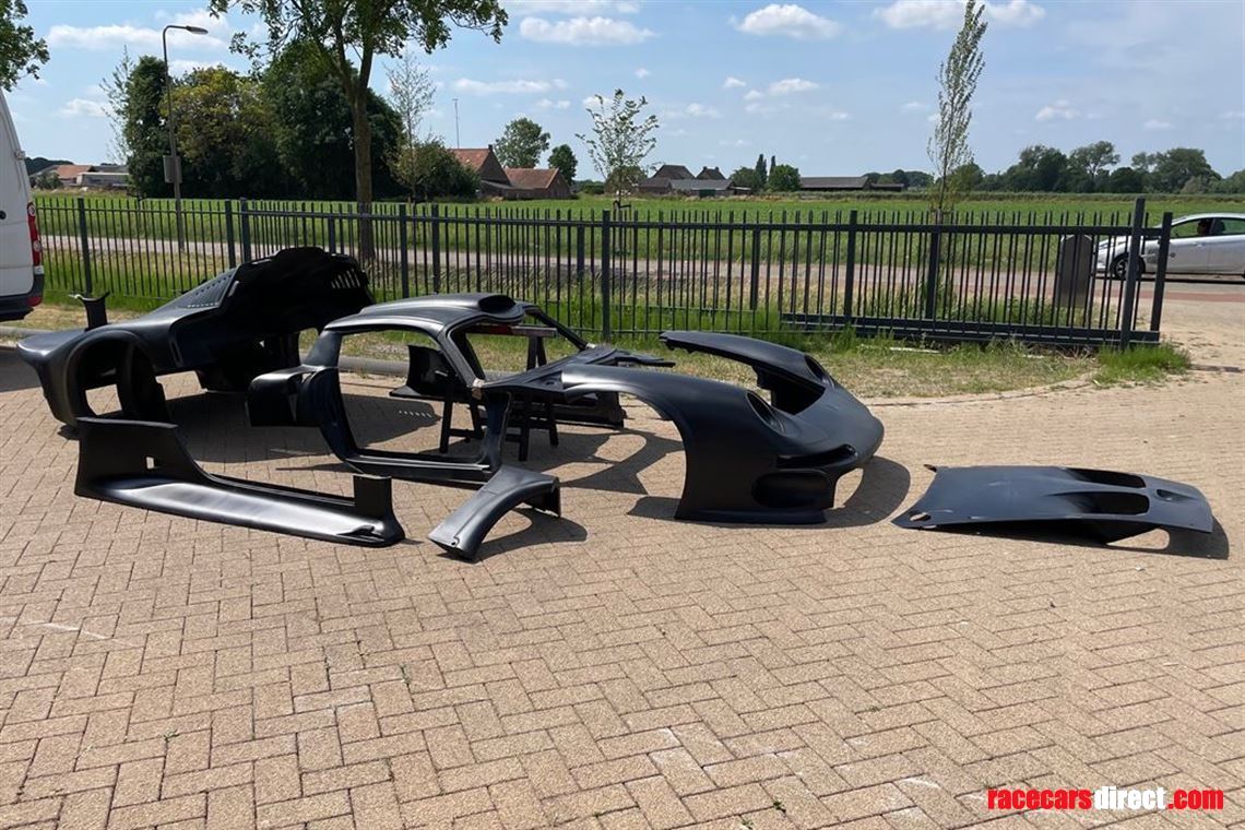 porsche-911-gt1-body