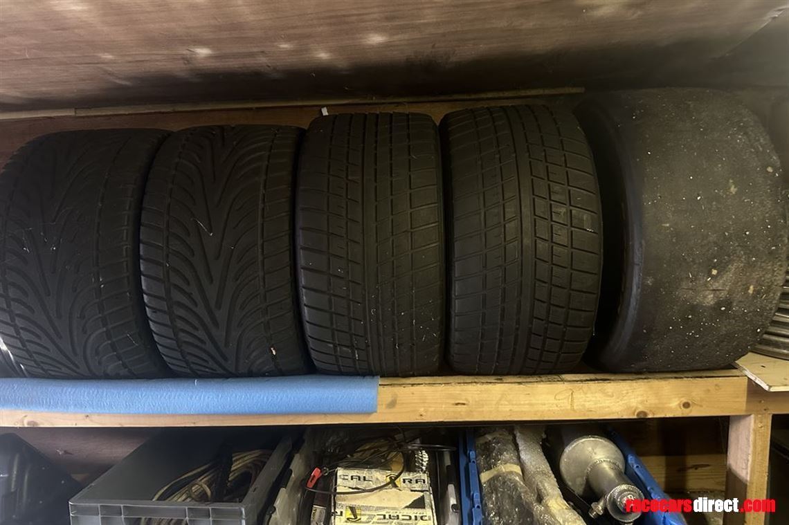 18-gt-track-competition-race-tyres-will-split