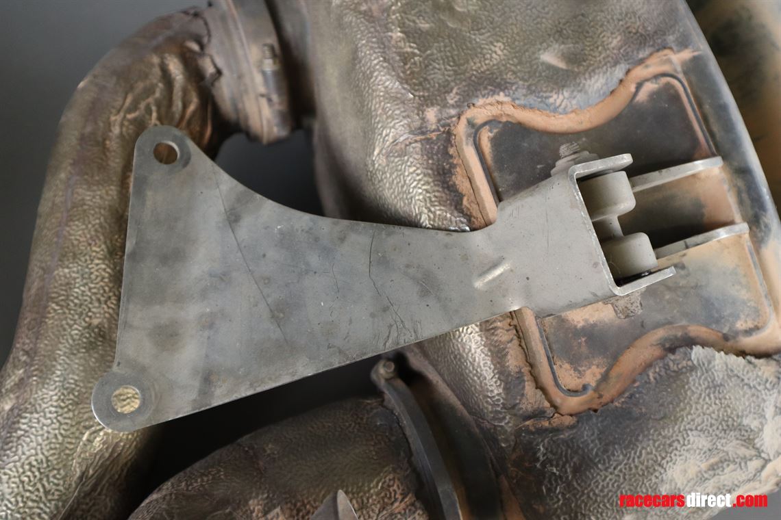 porsche-9912-cup-silencers-with-carbon-wheel