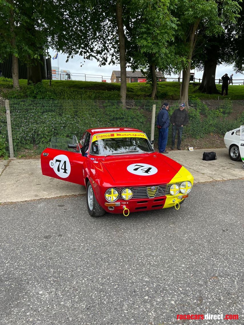 alfa-romeo-2000-gtv-1974