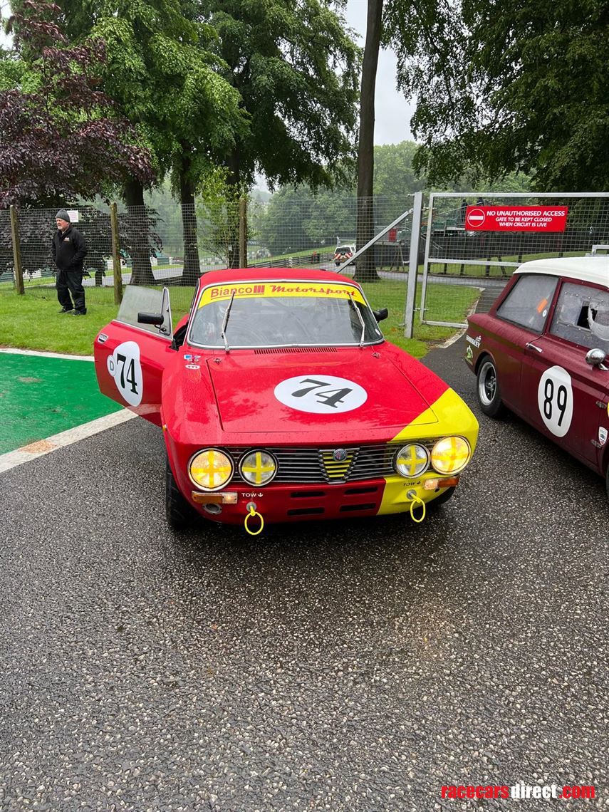 alfa-romeo-2000-gtv-1974
