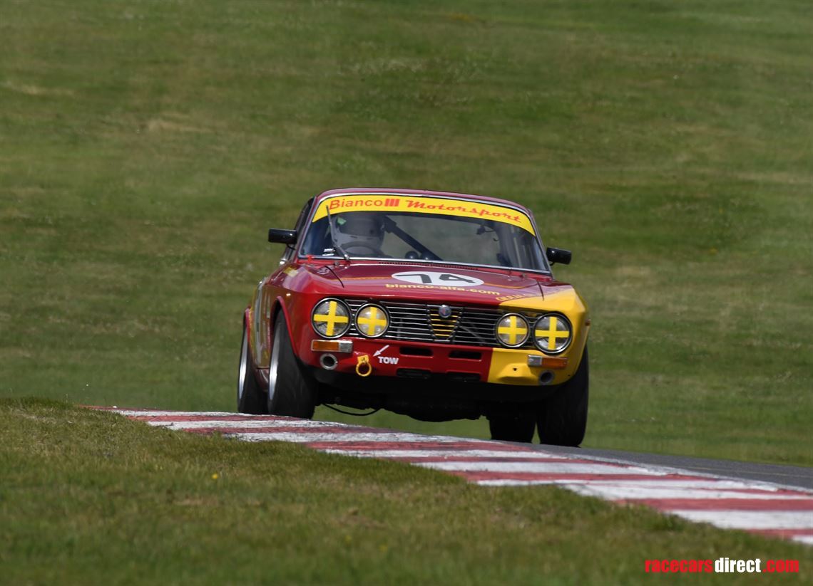alfa-romeo-2000-gtv-1974