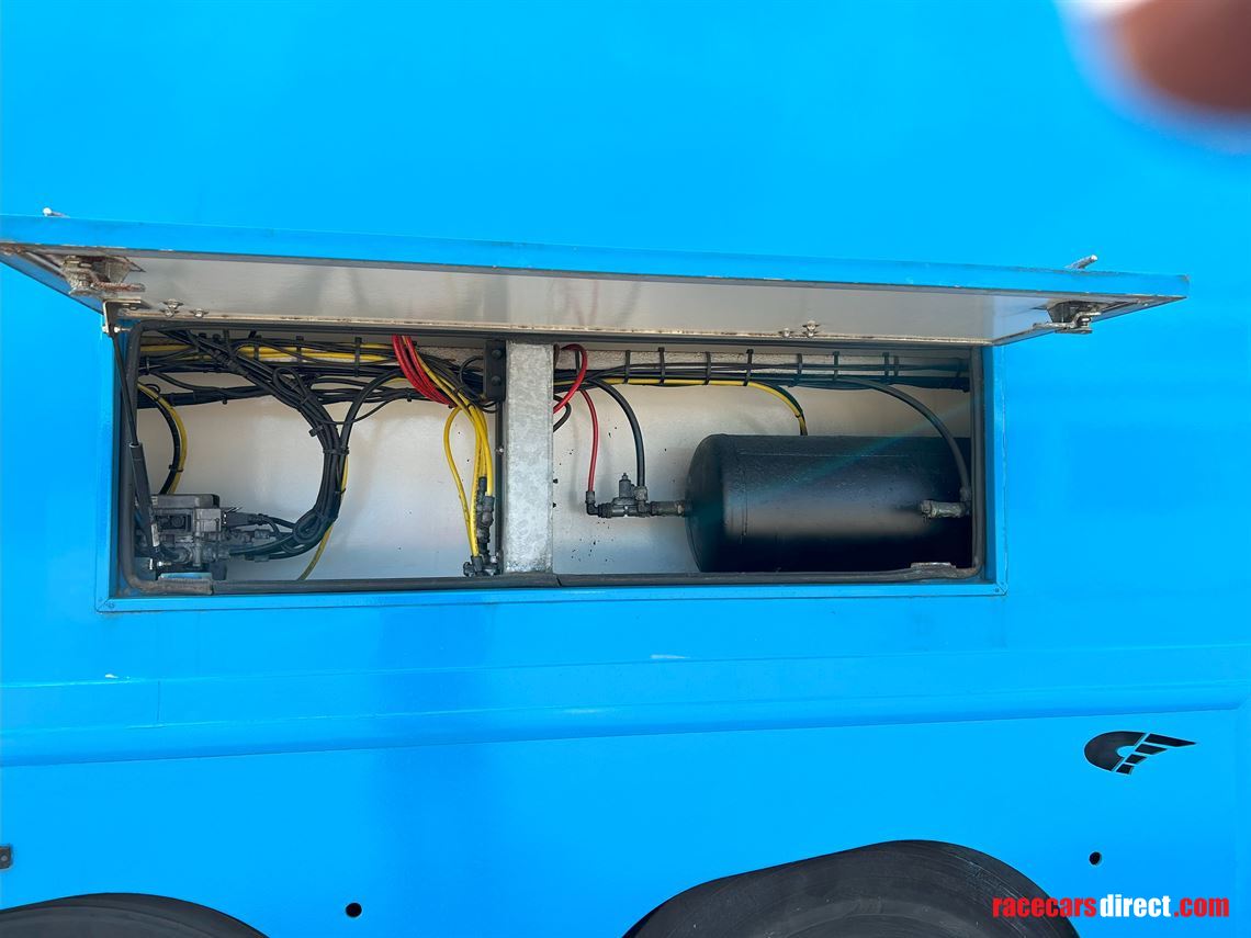 racetrailer-3-carsliving-incl-mb-actros-1842