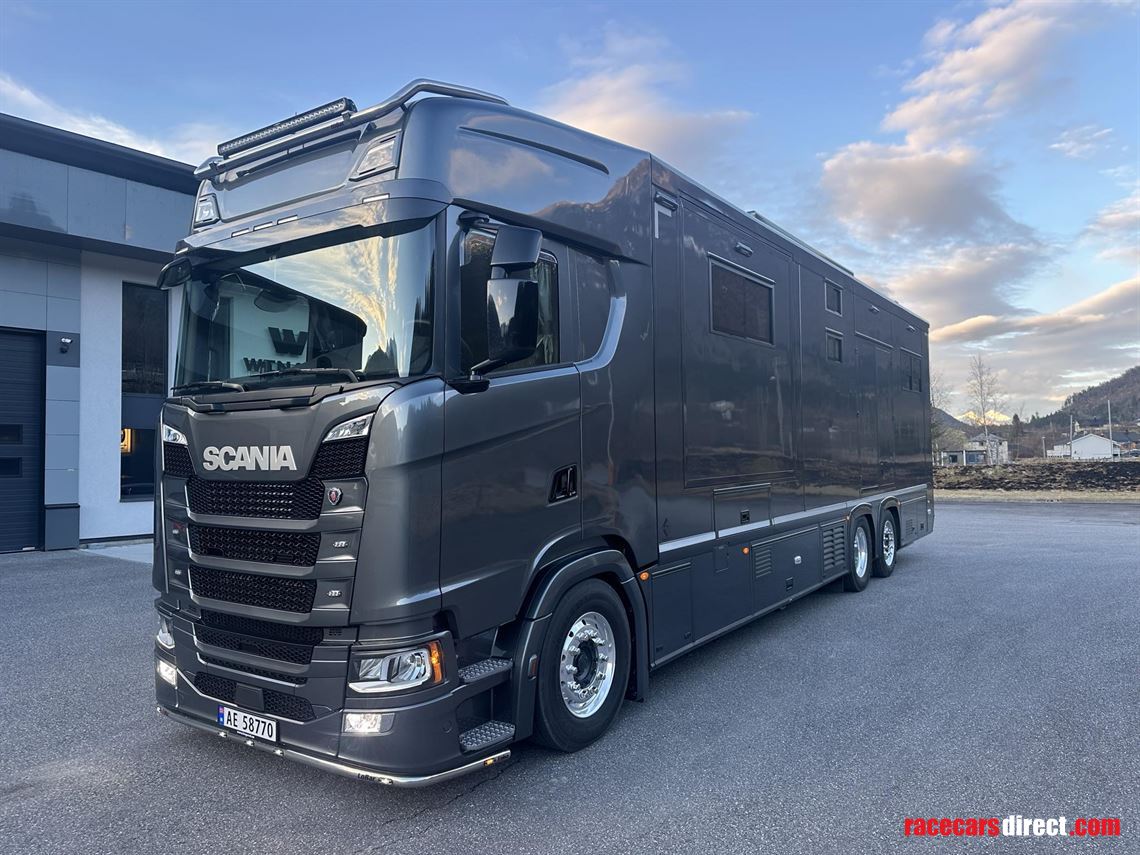 stx-racing-transporter-wlarge-living---new-pr