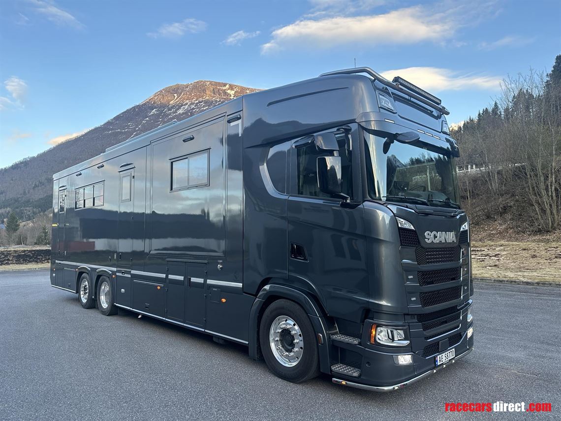 stx-racing-transporter-wlarge-living---new-pr