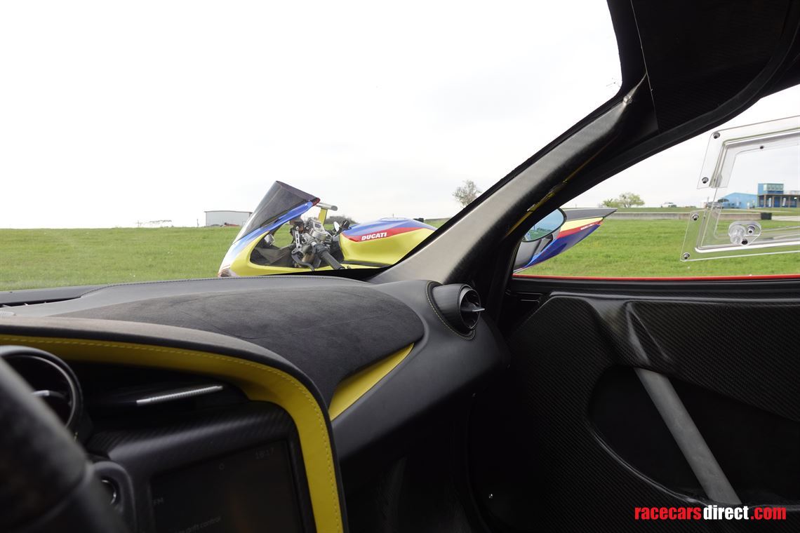 mclaren-720s-and-ducati-1199-panigale-pit-bik