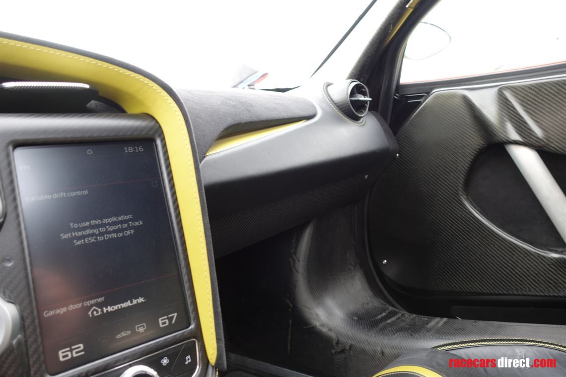 mclaren-720s-and-ducati-1199-panigale-pit-bik