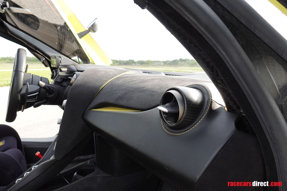 mclaren-720s-and-ducati-1199-panigale-pit-bik