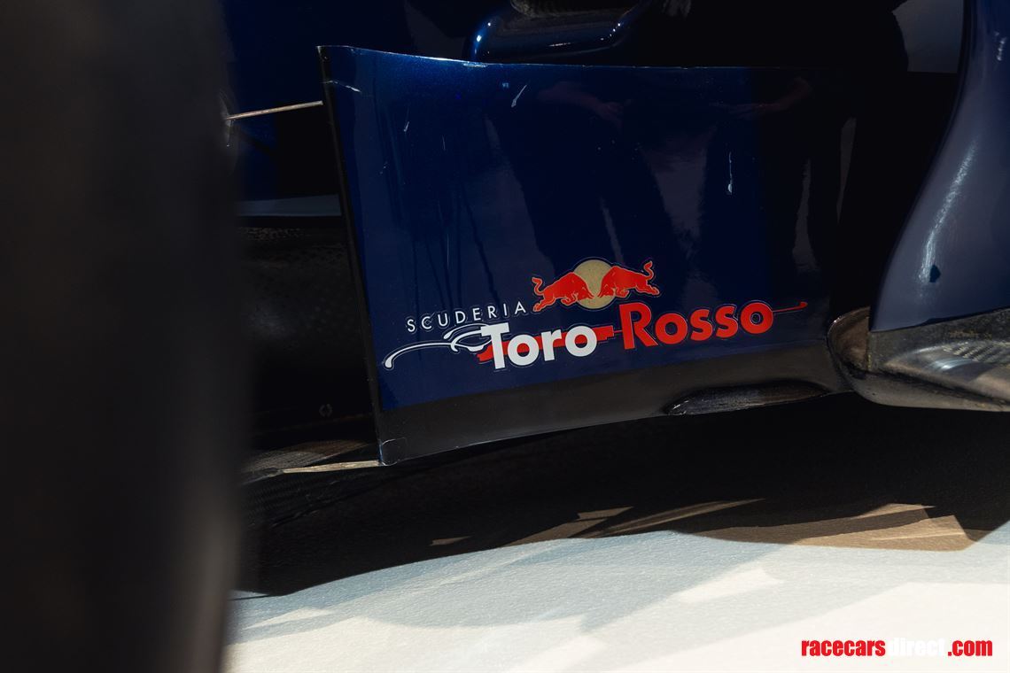 f1-scuderia-toro-rosso-str4-original-2009