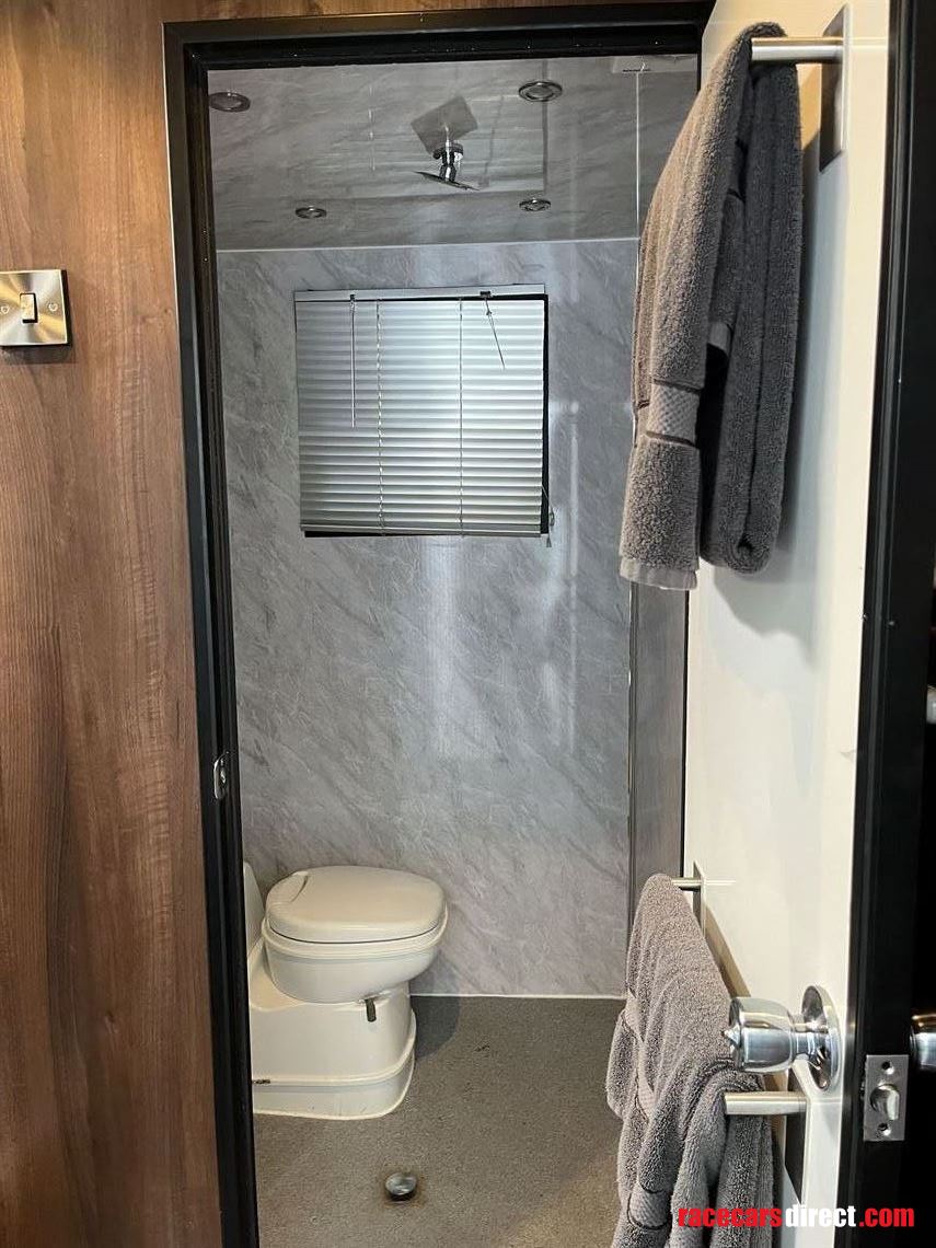 mercedes-luxury-race-truck-with-garage-and-li