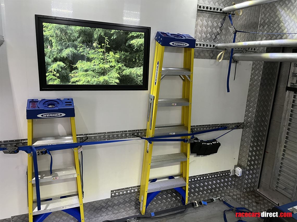 mercedes-luxury-race-truck-with-garage-and-li