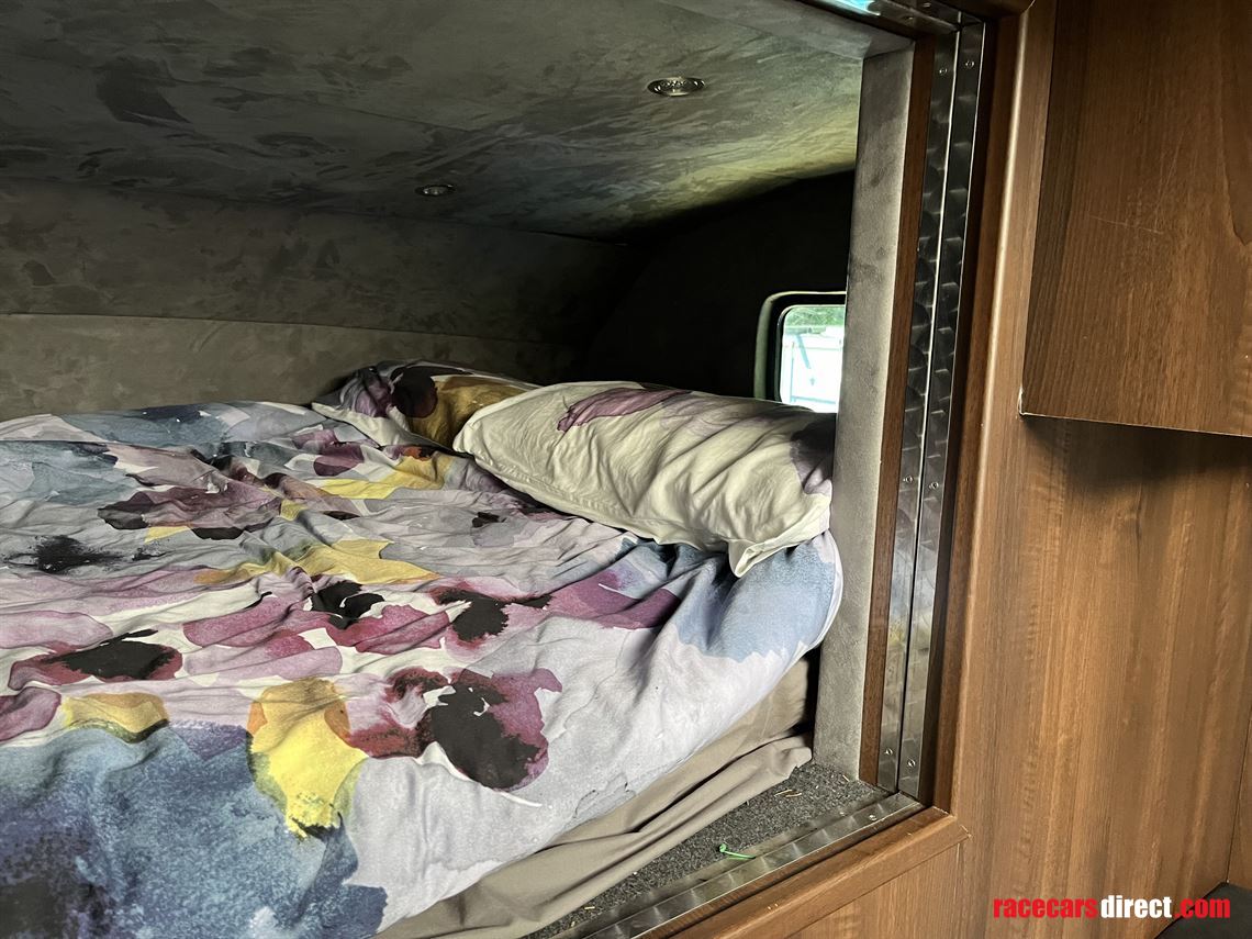 mercedes-luxury-race-truck-with-garage-and-li