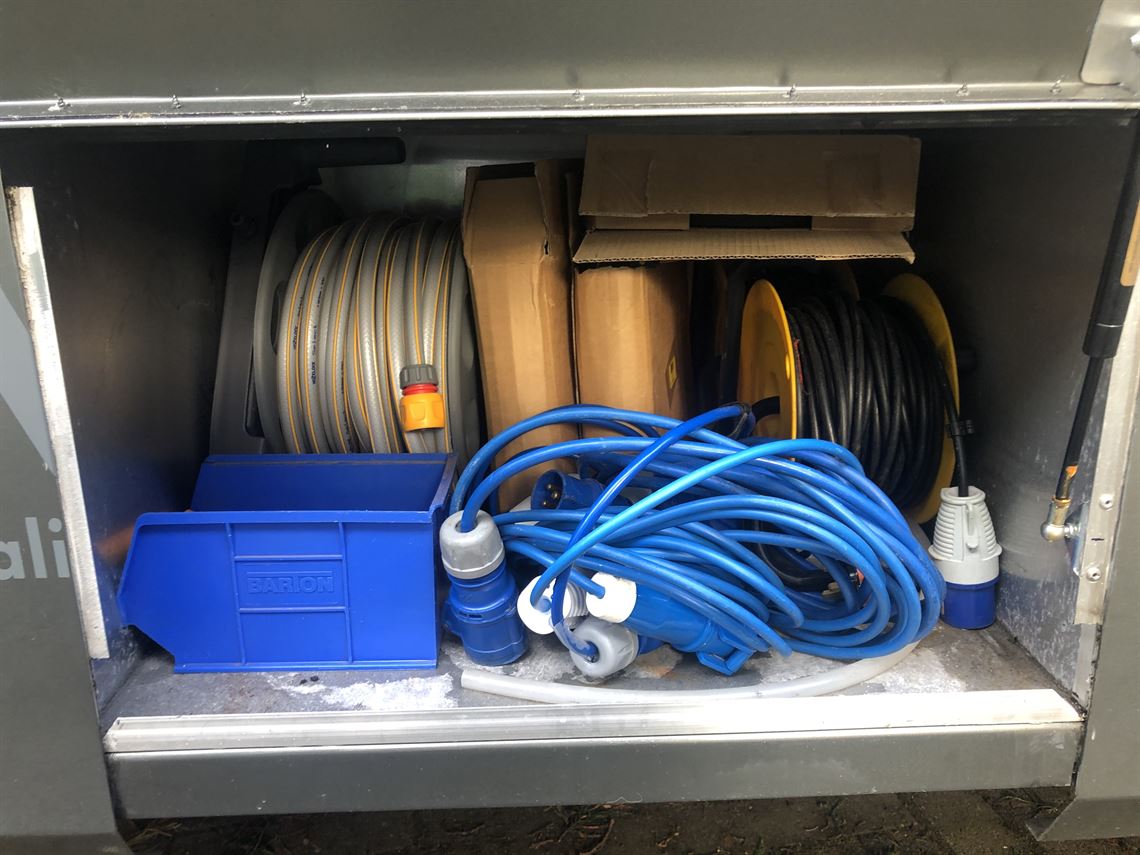 mercedes-luxury-race-truck-with-garage-and-li