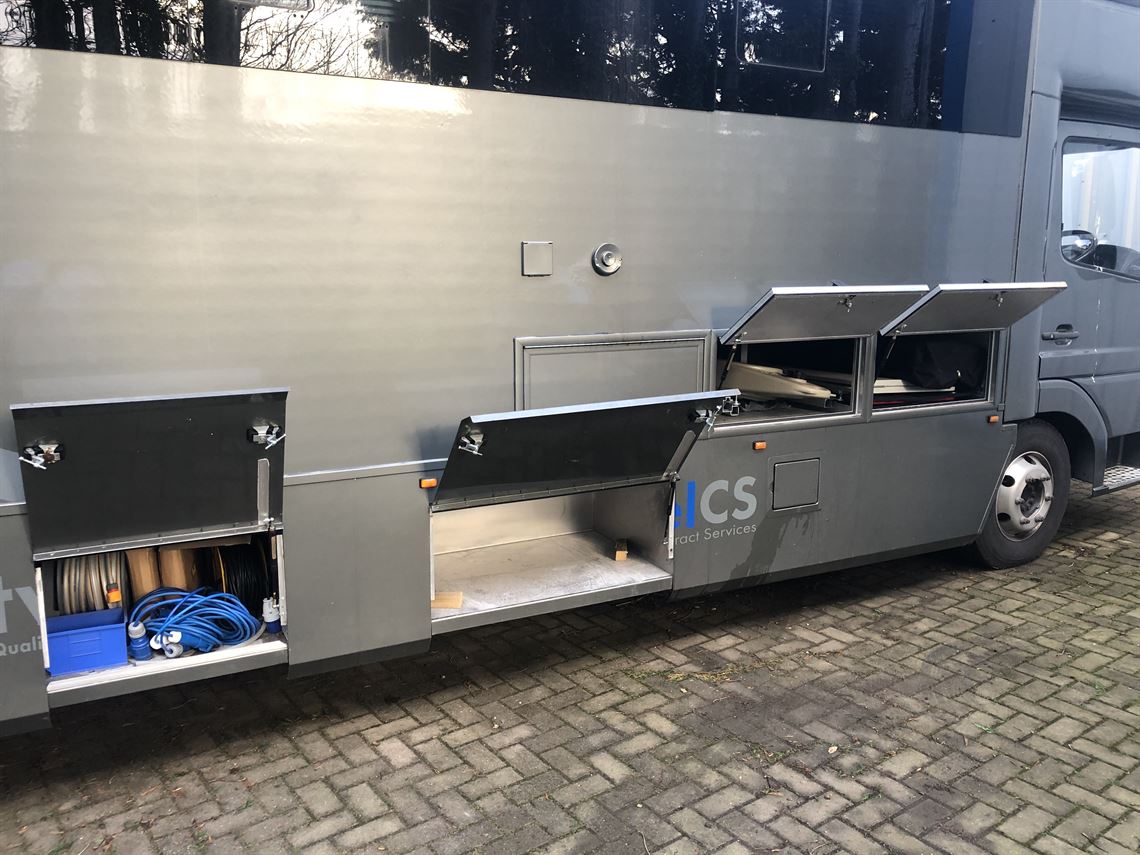mercedes-luxury-race-truck-with-garage-and-li