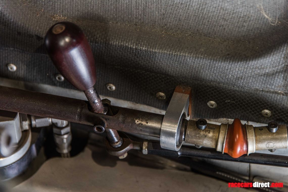 indy-car-lola-t8900-running-car