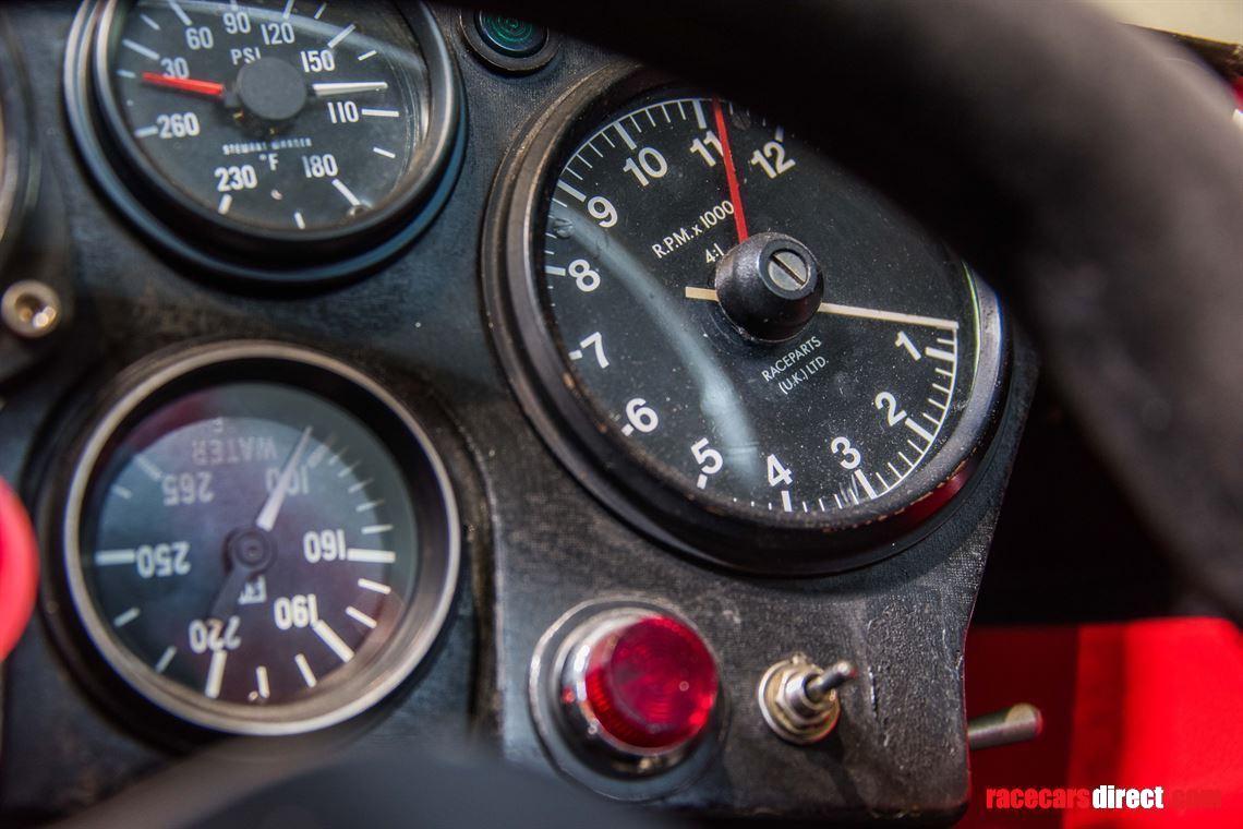 indy-car-lola-t8900-running-car