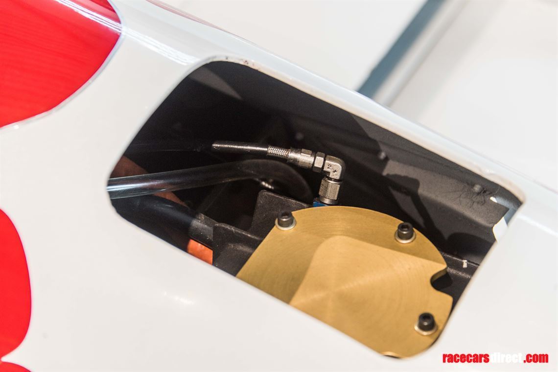 indy-car-lola-t8900-running-car