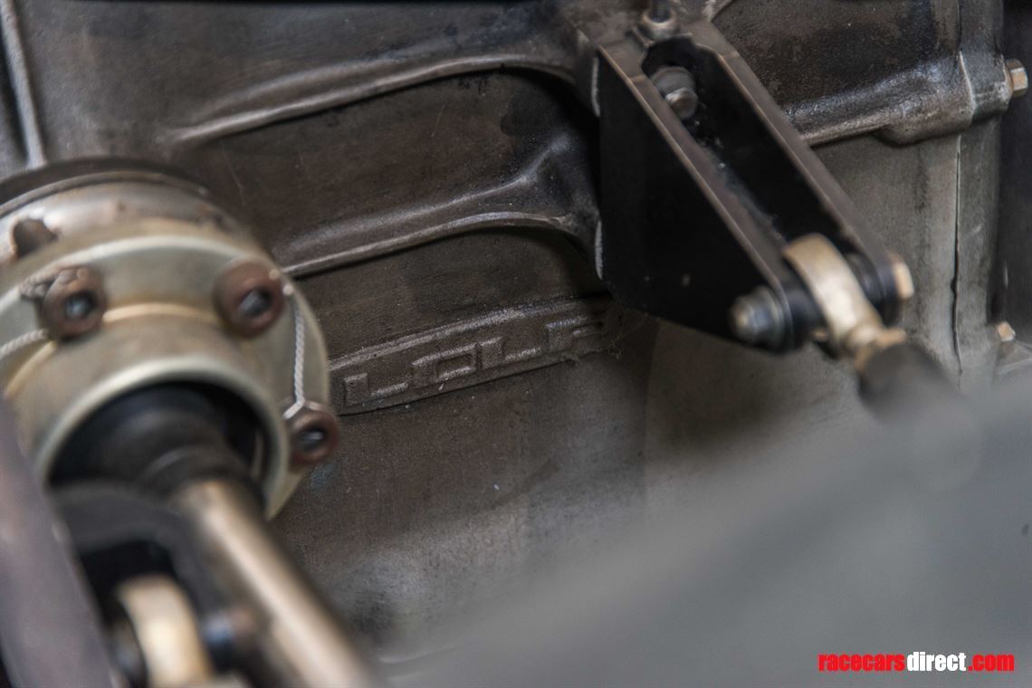 indy-car-lola-t8900-running-car