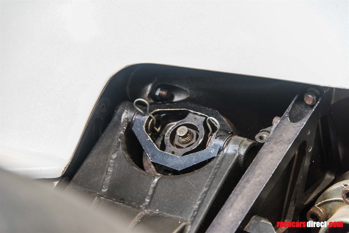 indy-car-lola-t8900-running-car