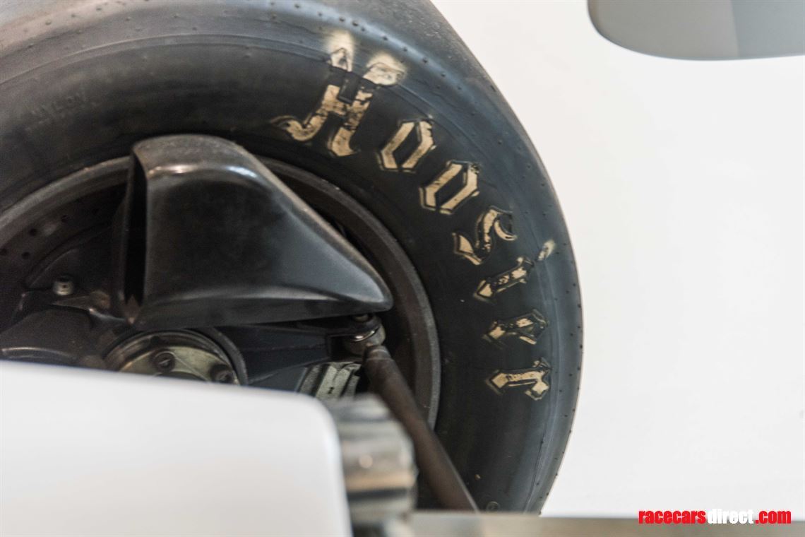 indy-car-lola-t8900-running-car