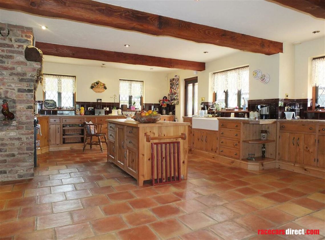 5-bed-house-with-workshops-storage-hgv-access